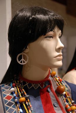 Aleksandra Vasiļjeva 20.gs. 70.gadu tērpu kolekcijas izstāde „Dumpis buduārā”